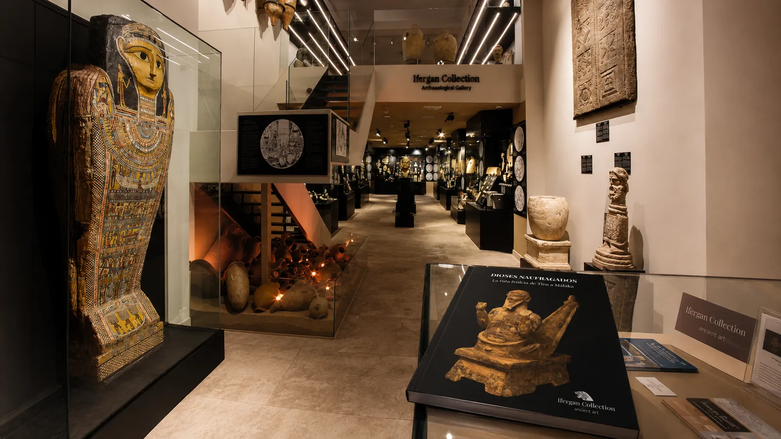 El catálogo expuesto sobre una vitrina en la galería Ifergan Collection de Málaga