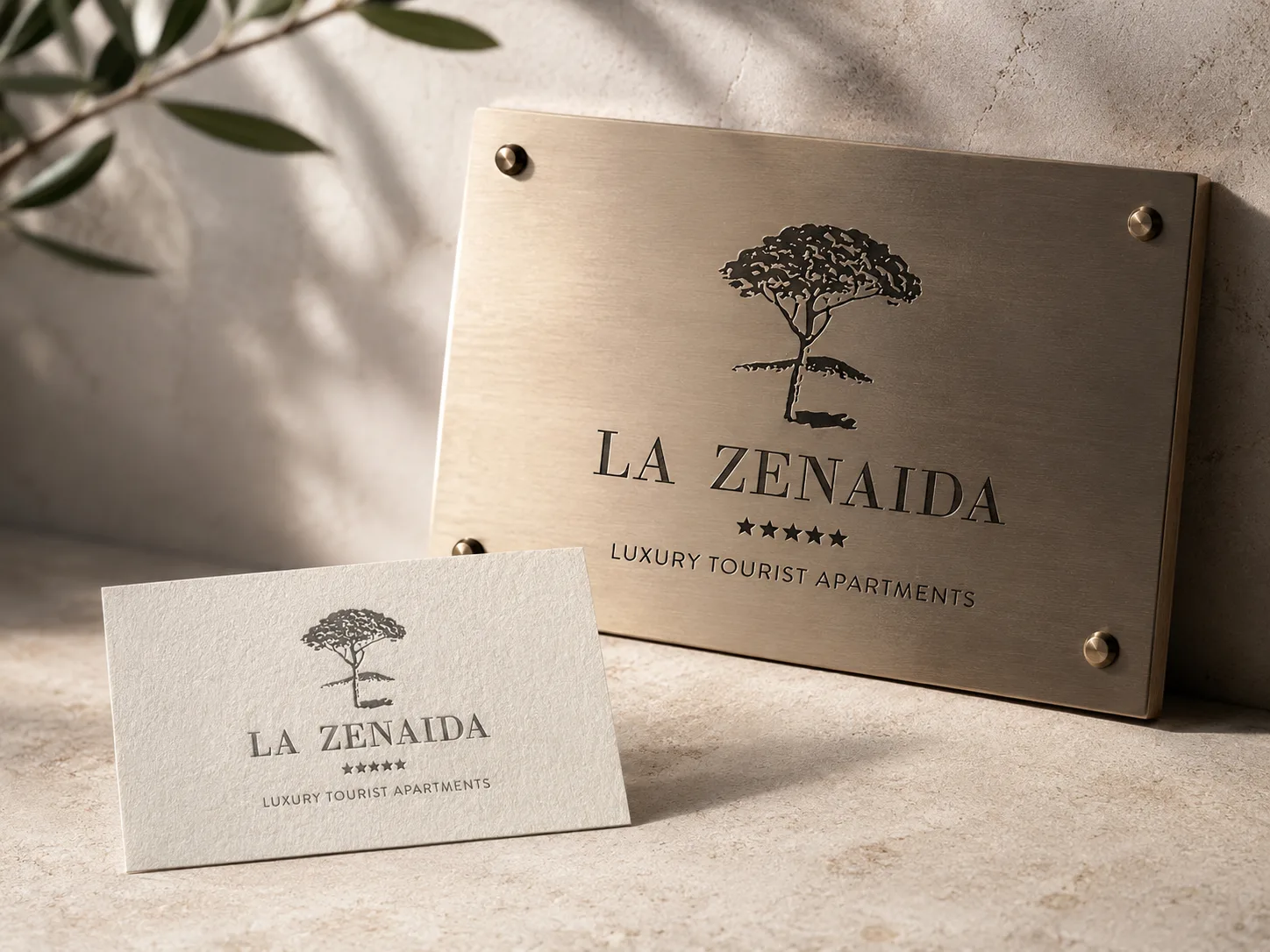 Placa y tarjeta de visita de La Zenaida Luxury Rentals