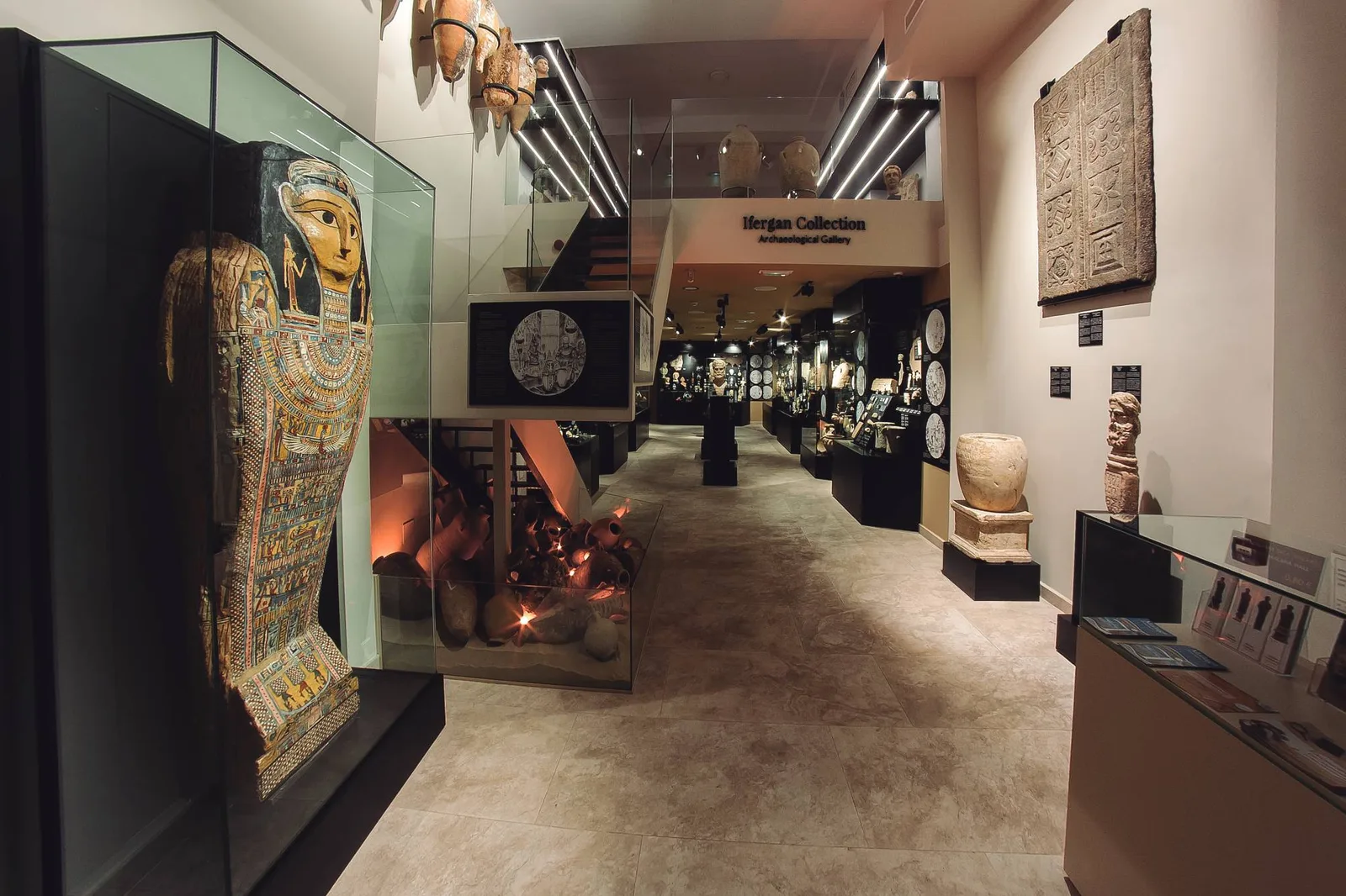 Entrada de la galería con el sarcófago egipcio y el rótulo Ifergan Collection