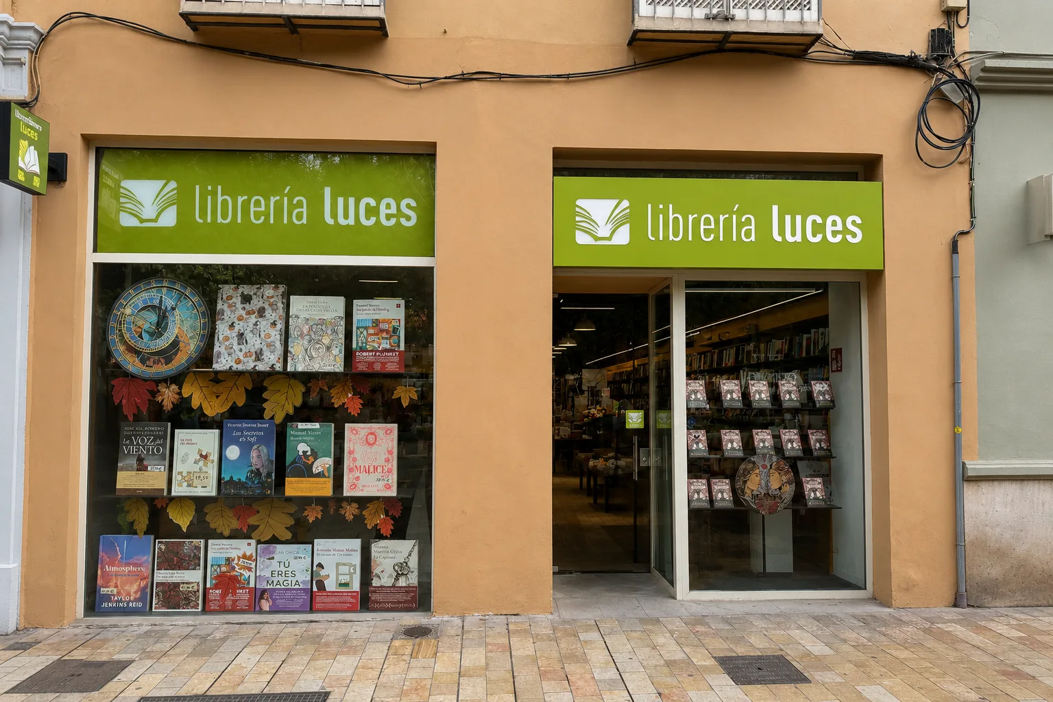 Escaparate de la Librería Luces de Málaga con la novela expuesta