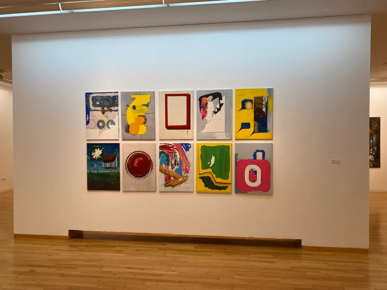 La serie expuesta en la sala del Centro Cultural María Victoria Atencia de Málaga
