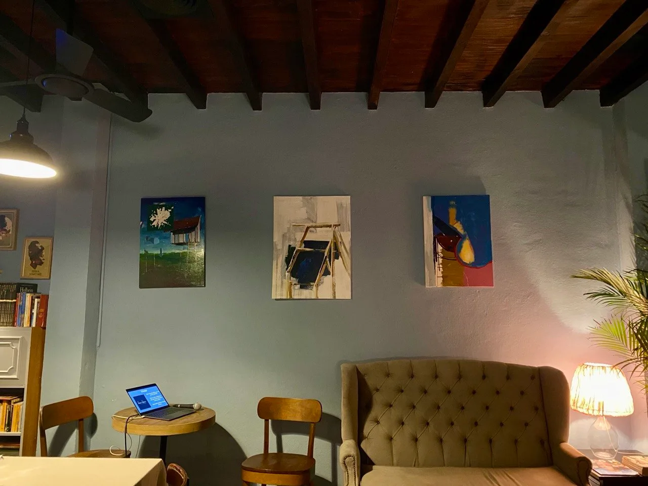Tres obras de la serie colgadas en BomBomJazz Málaga